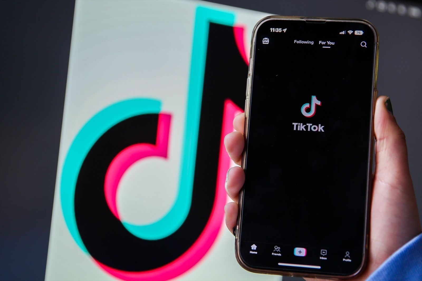 Aplicación de TikTok en un móvil