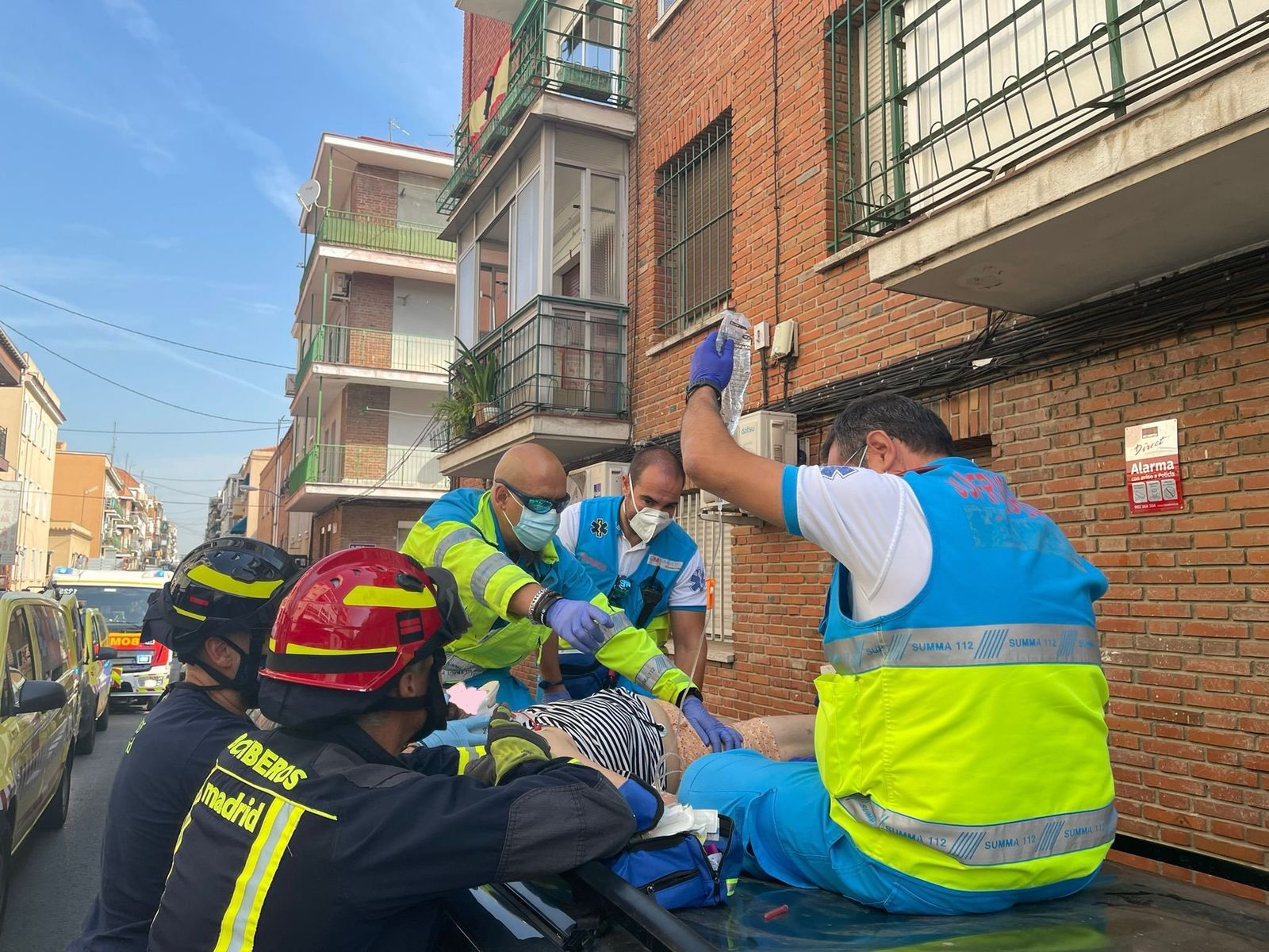 Mujer herida tras caer de un balcón