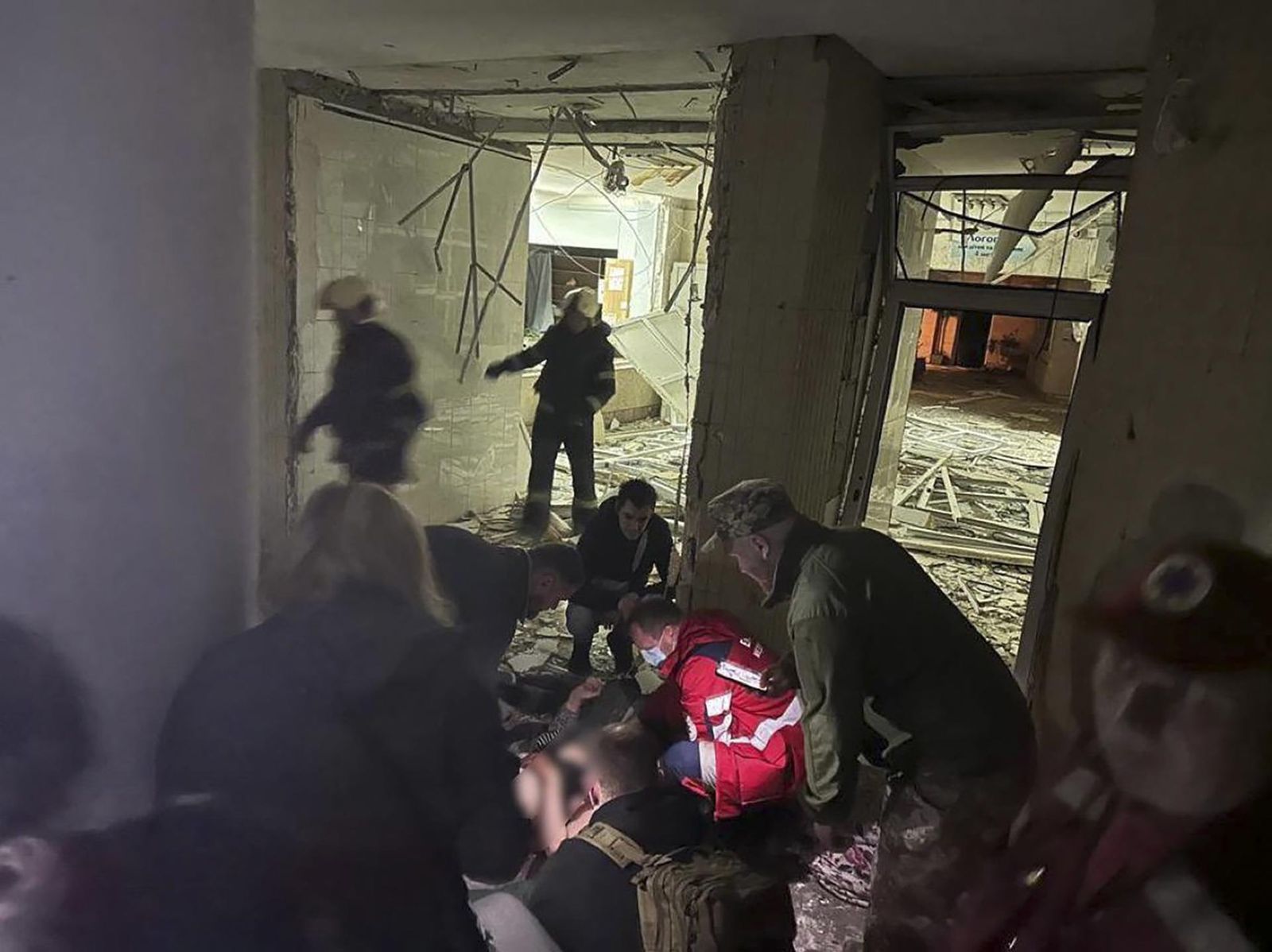 Tres muertos, entre ellos un niño de 11 años, en un ataque ruso con misiles contra Kiev