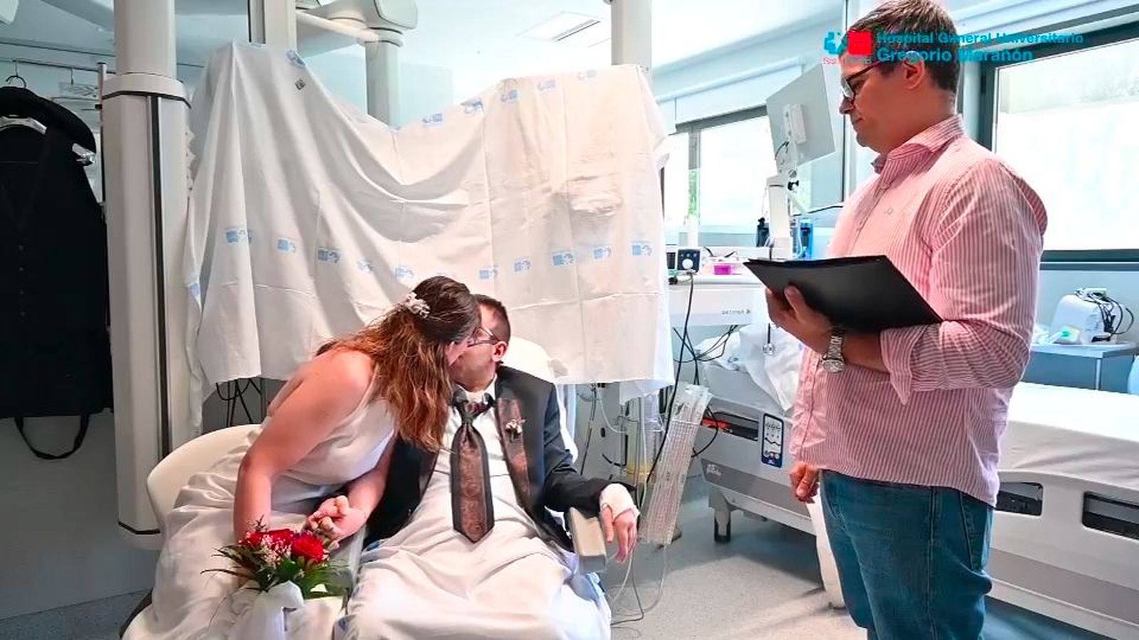 La UCI del Gregorio Marañón se convierte en el improvisado escenario de una boda