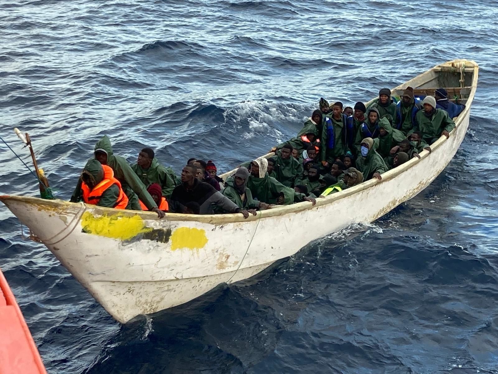 Llegan a Canarias 4 cayucos con 211 inmigrantes