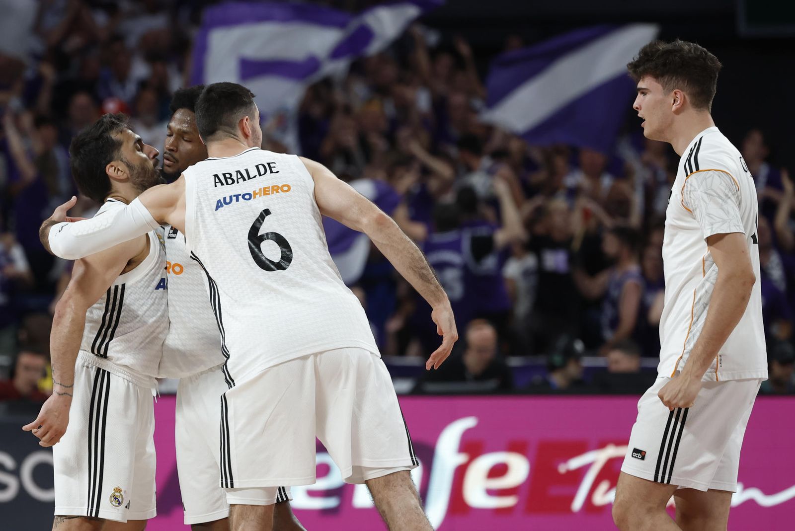 Jugadores del Real Madrid celebran el triunfo ante el Valencia Basket
