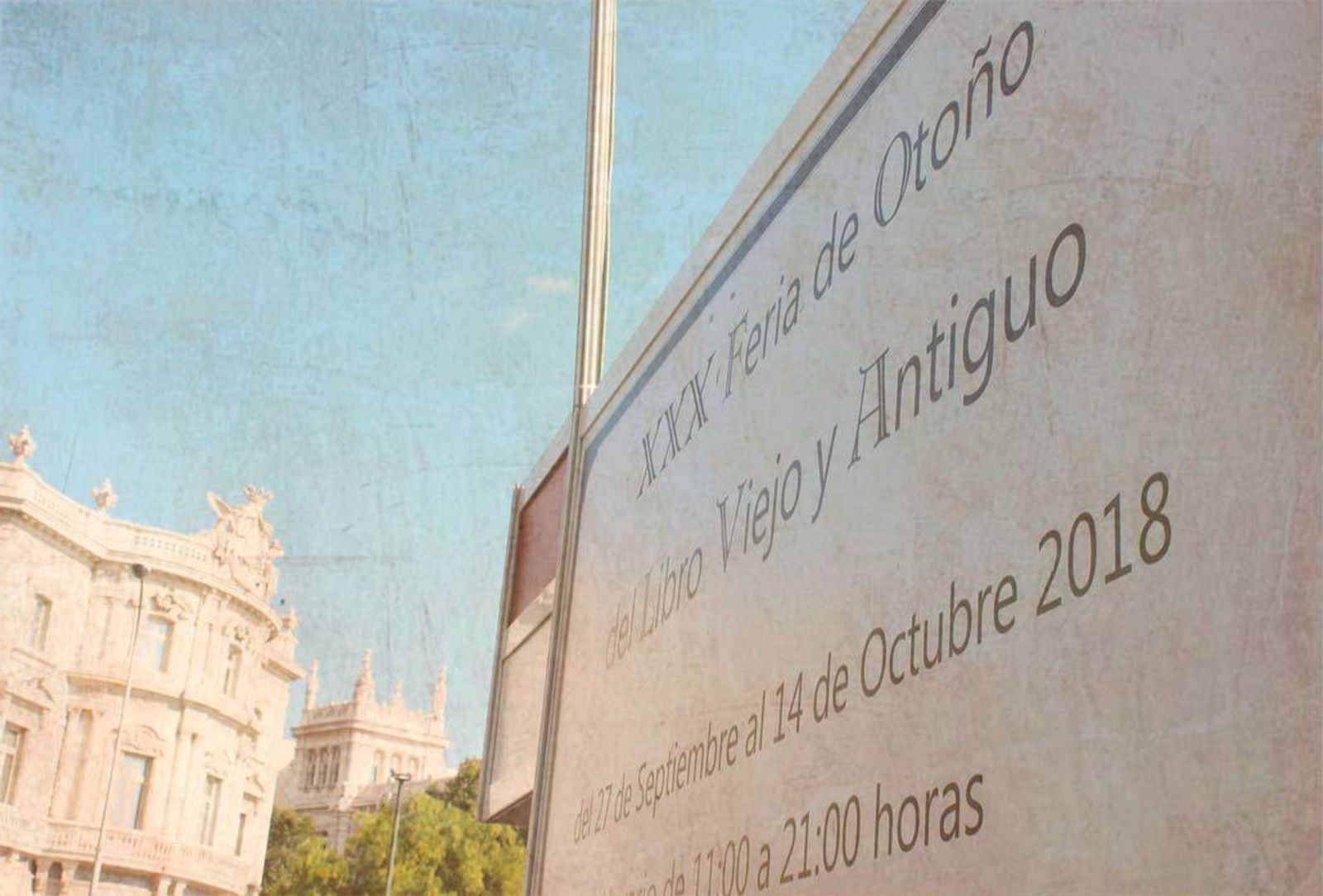 Un cartel en Recoletos anuncia la Feria