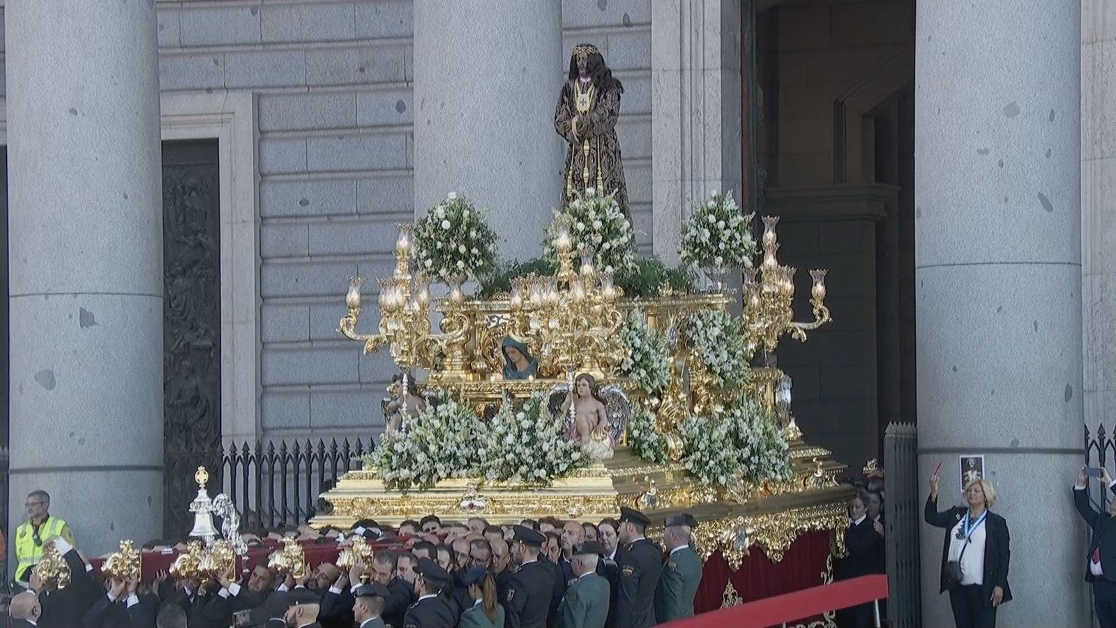 Histórica salida de Nuestro Padre Jesús de Medinaceli desde la catedral de la Almudena