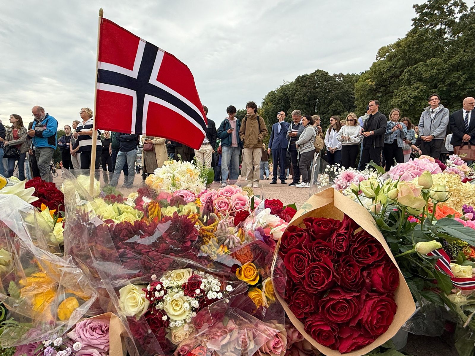 Flores enfrente  del palacio real de Oslo, Noruega, en honor al rey Harald