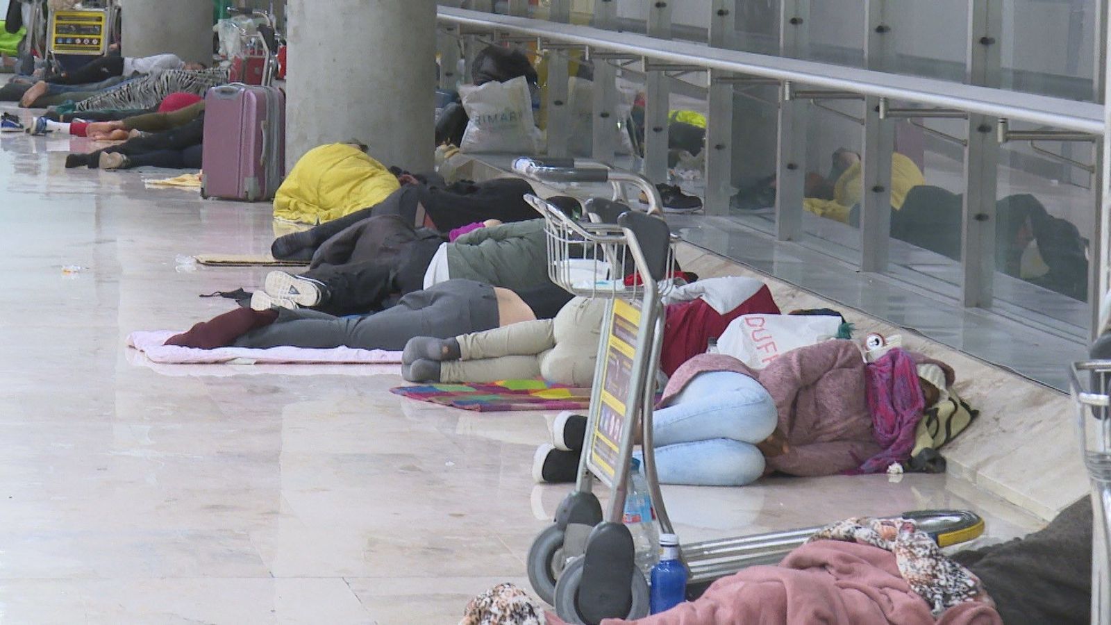 Los trabajadores de la limpieza de Barajas, los más afectados por los sintecho del aeropuerto