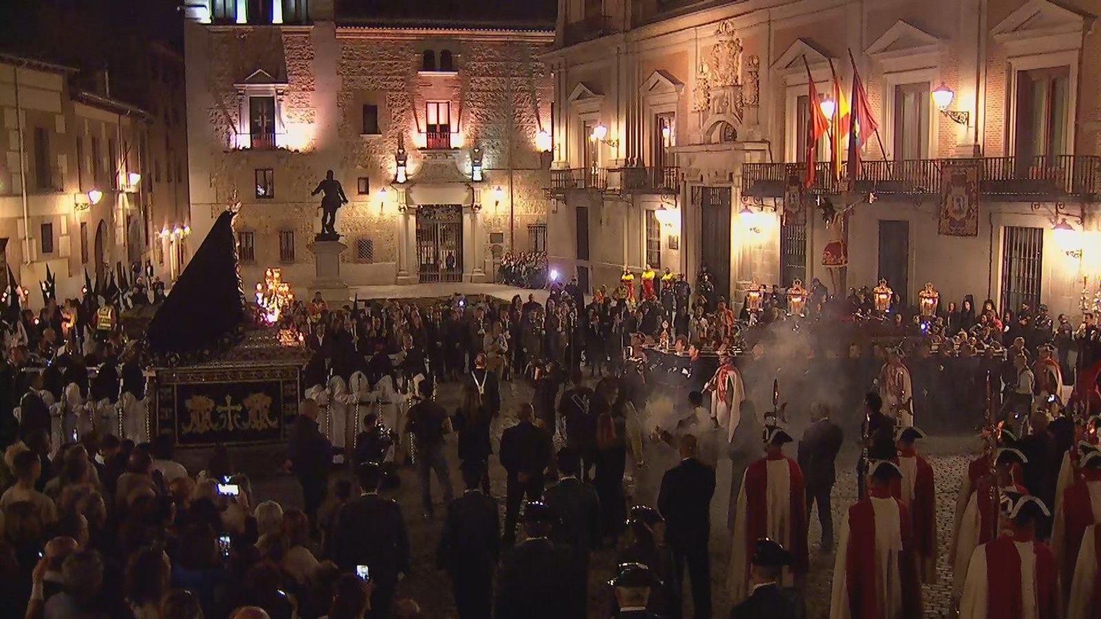 El Cristo de los Alabarderos acude al encuentro de la Virgen de los Siete Dolores en la Plaza de la Villa