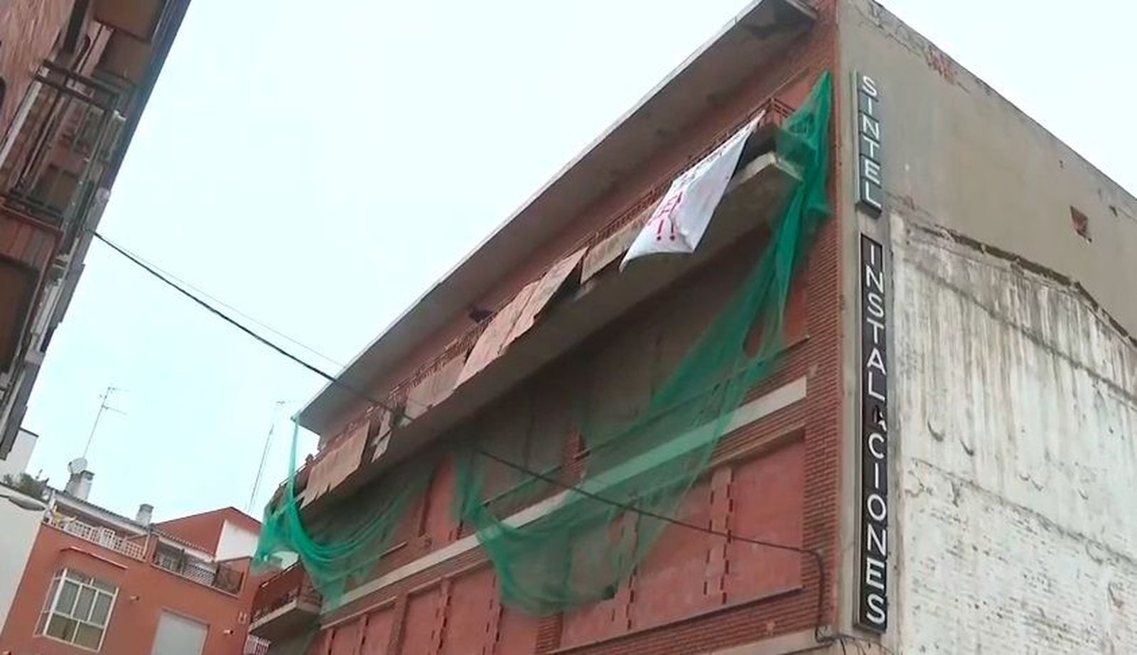 Grupos de extrema izquierda montan una escuela okupa en un edifico en Carabanchel