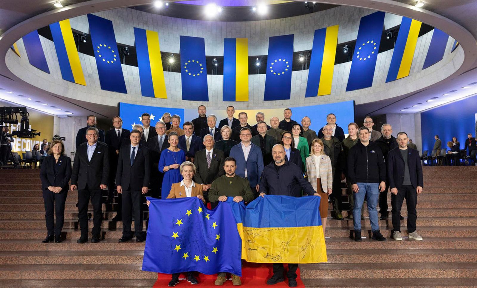 Comisarios europeos y gobierno Ucraniano con Von der Leyen, Zelenski y Michel