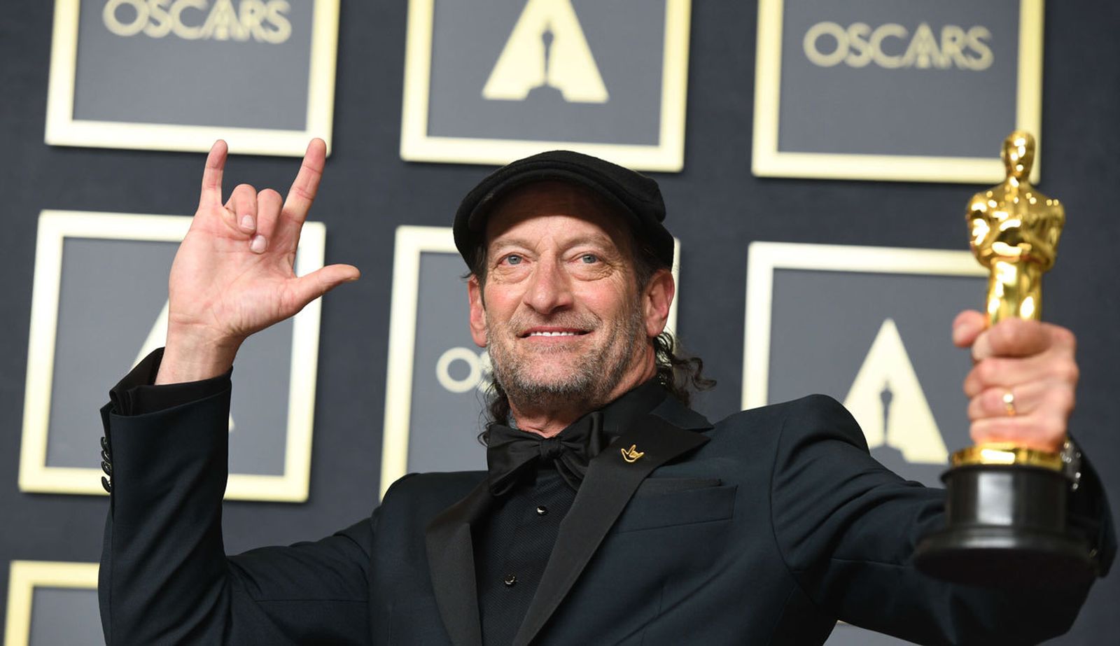 Troy Kotsur, recoge el Óscar como el Mejor Actor de Reparto. Es el primer actor sordo en ganar la estatuilla