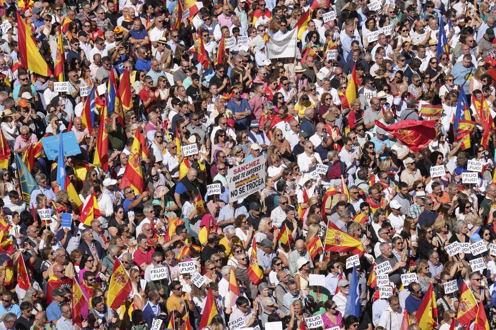 Miles de personas asisten al acto del PP