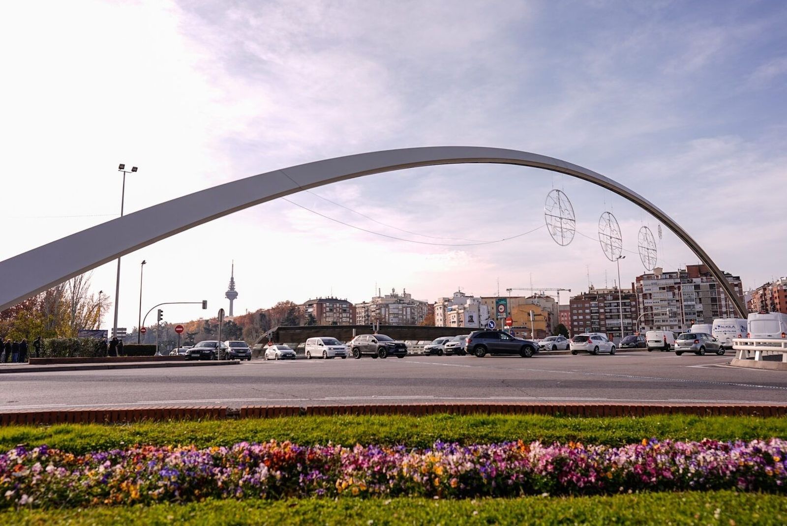 El Puente de Ventas rinde homenaje al ingeniero Javier Manterola con vinilos con sus obras más relevantes
