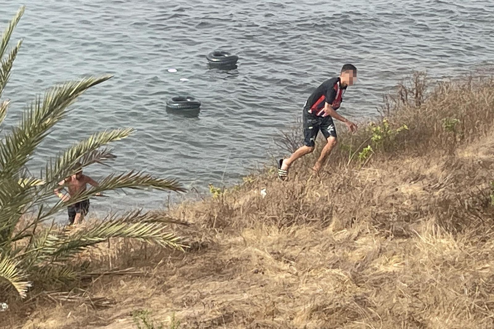 Varios menores llegan a Ceuta desde Marruecos con flotadores