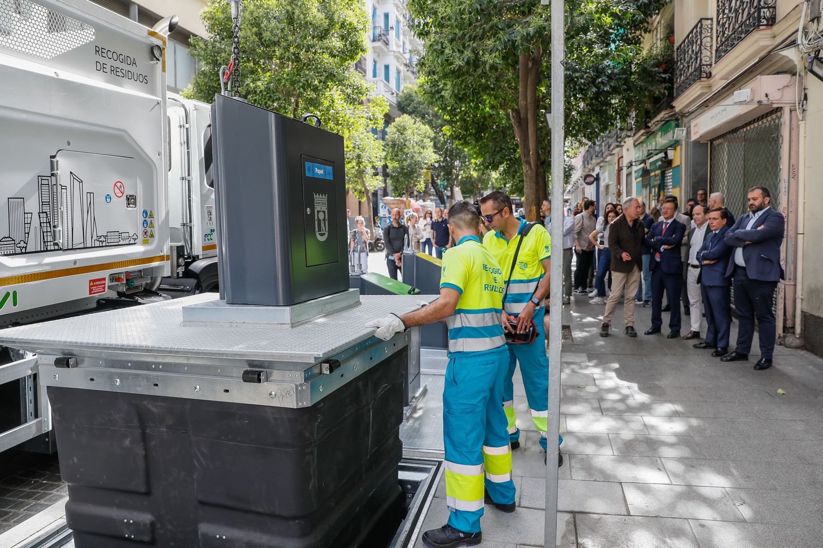Centro estrena sus primeros contenedores de basura soterrados