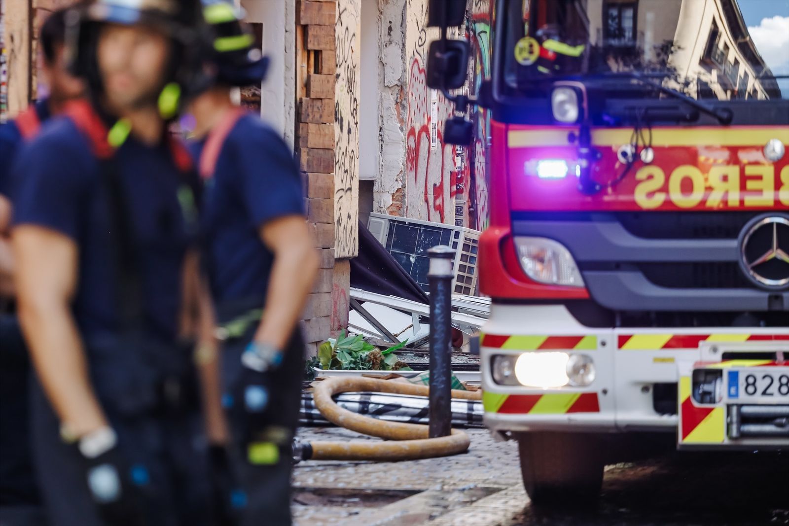 Bomberos del Ayuntamiento trabajan tras una explosión en una vivienda en Malasaña