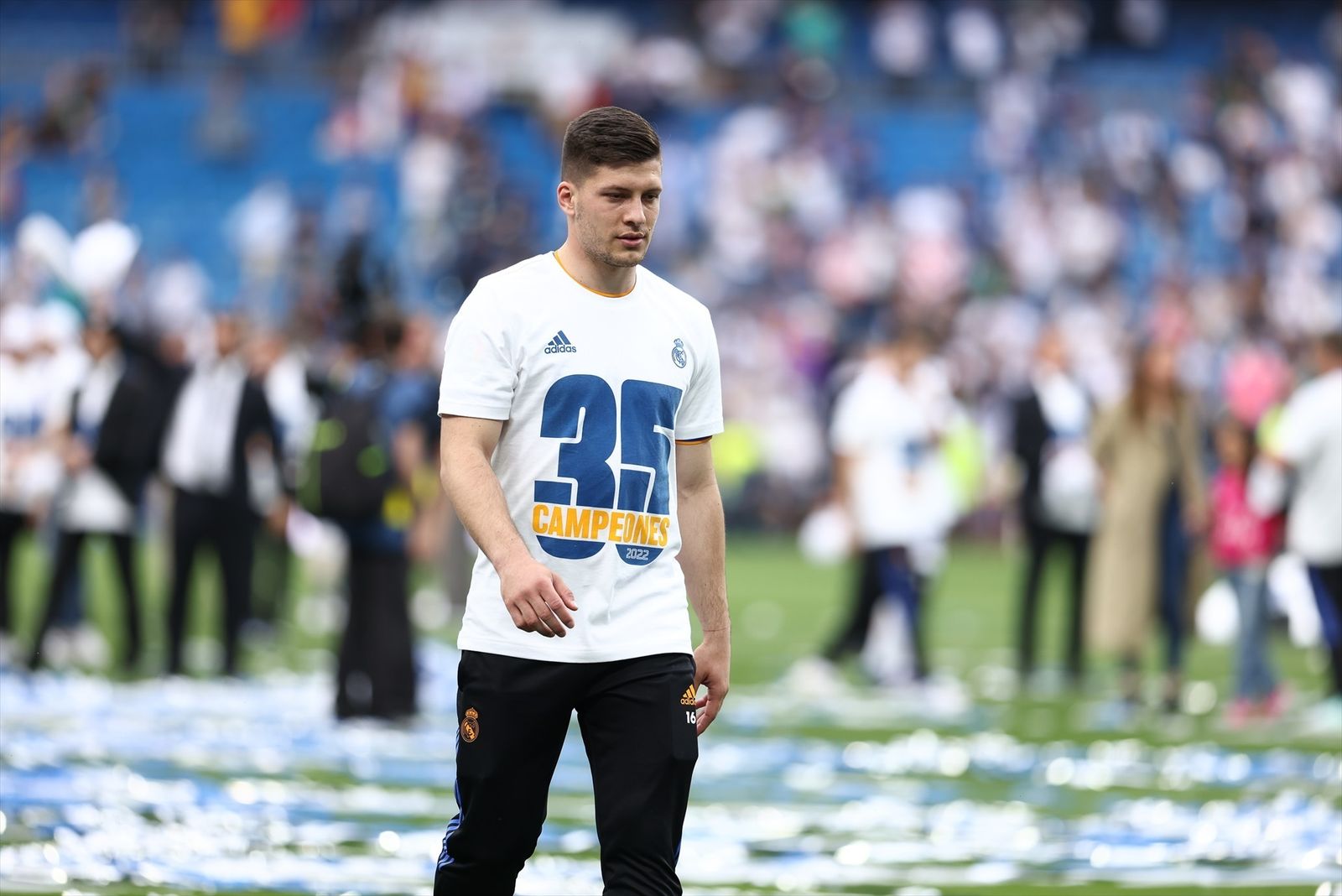 Luka Jovic celebrando el título de liga