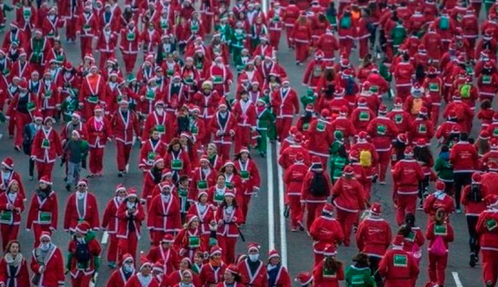 Más de 6.000 corredores vestidos de Papá Noel y de elfos inundan Madrid para recaudar fondos para la Cruz Roja