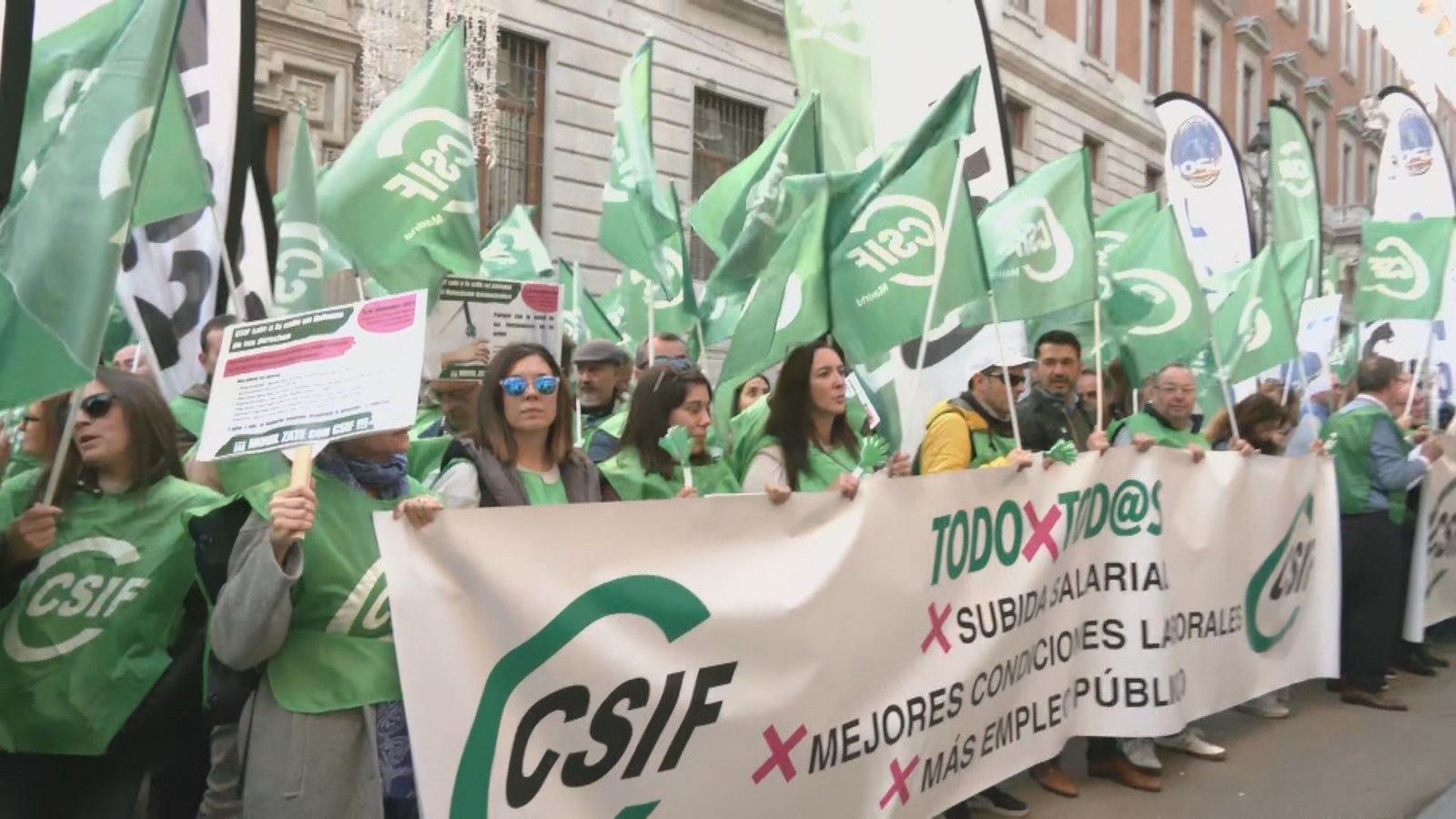 Manifestación de funcionarios frente a Hacienda pidiendo mejoras salariales y "proteger" Muface