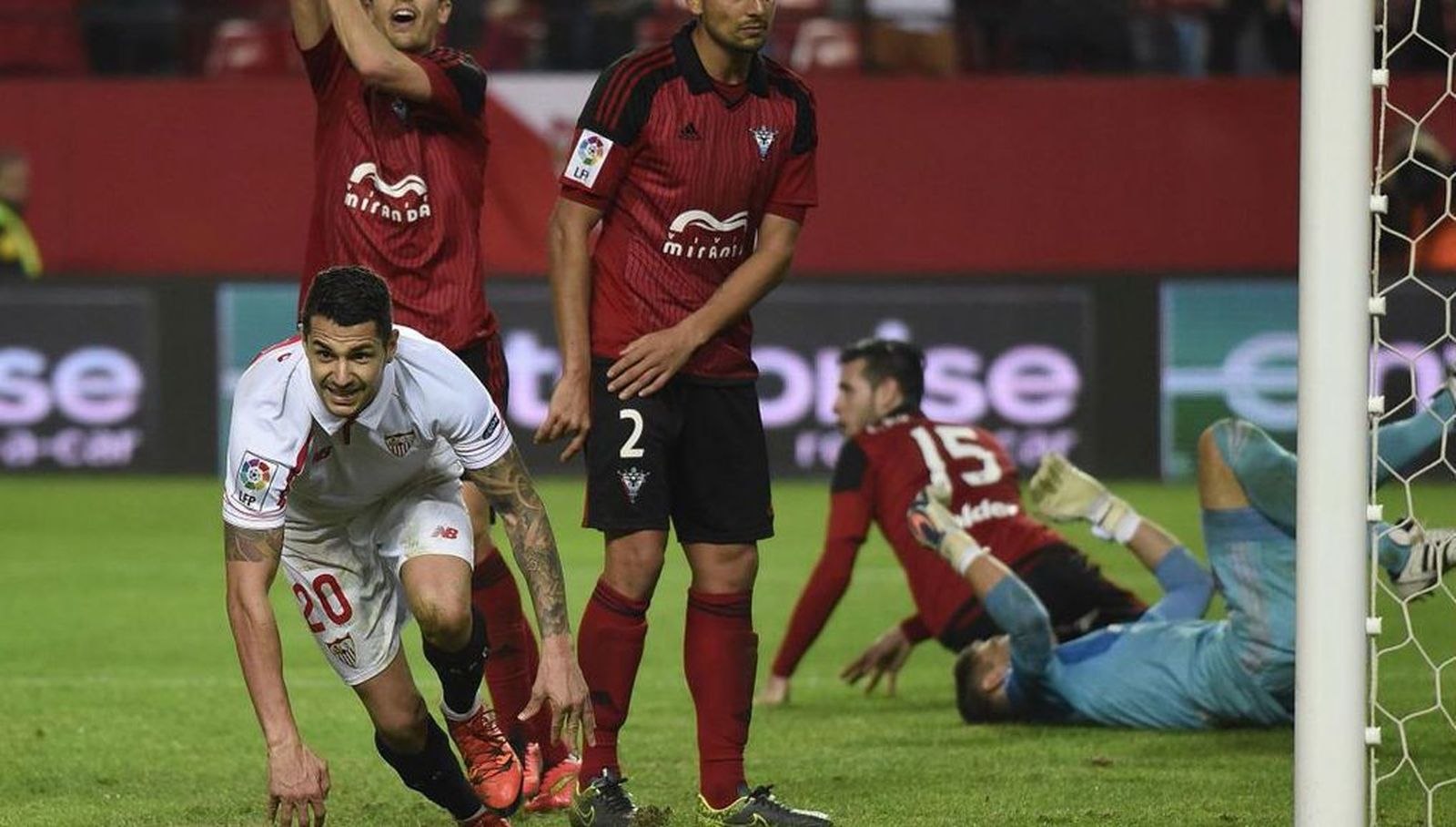 Copa: Sevilla hace los deberes y el Valencia perdona a Las Palmas
