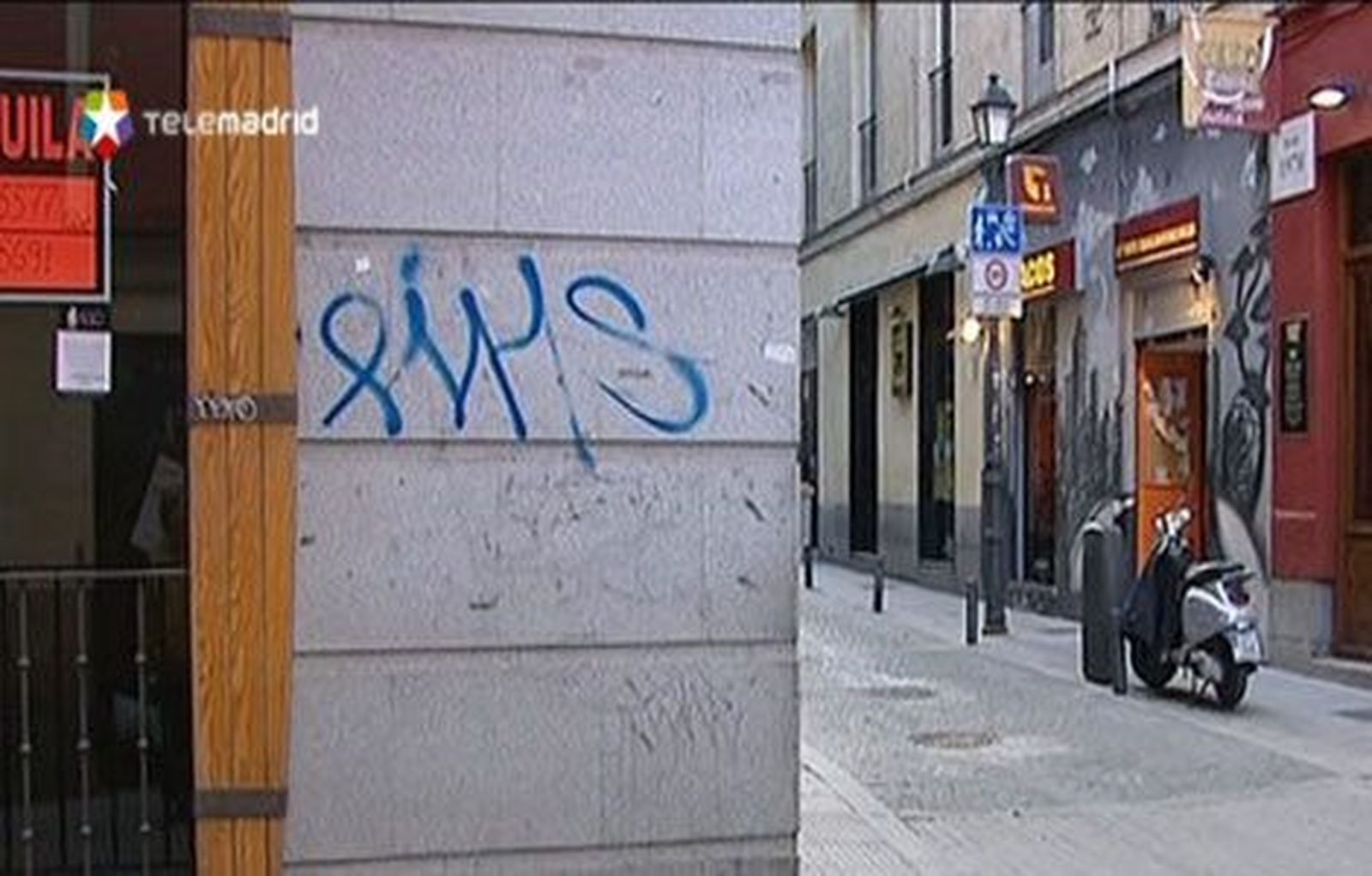 Un solo individuo llena Chueca de pintadas y despierta la ira de los vecinos