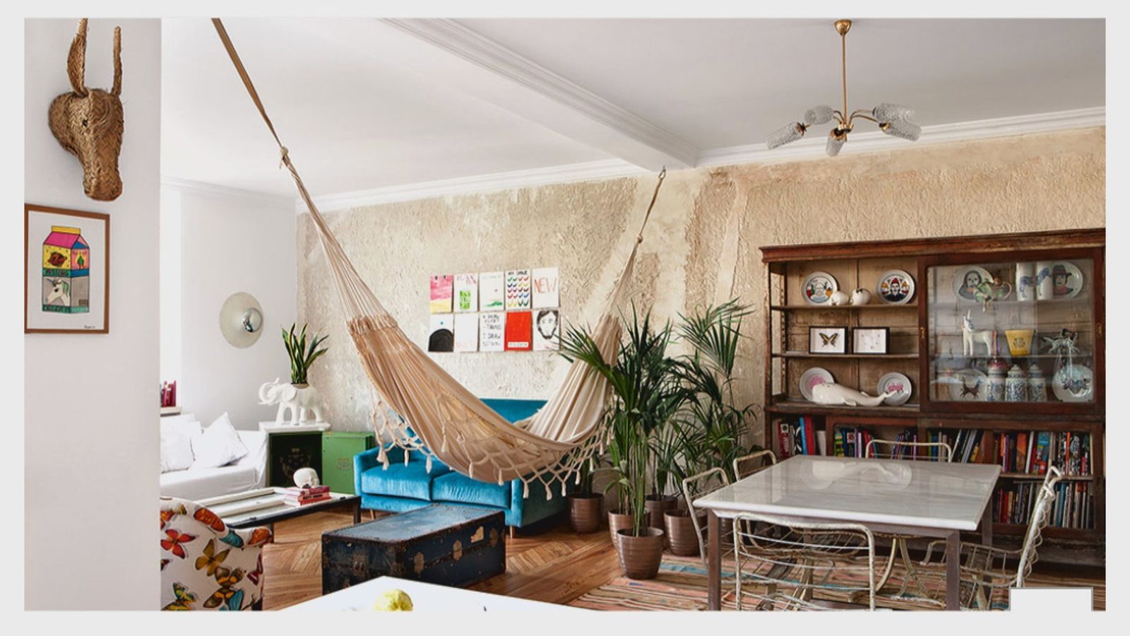 En pleno barrio de Arguelles conocemos una vivienda peculiar, cuya decoración y estilo no deja indiferente a nadie. Por tener, tenía hasta hamaca en el salón. Pero la han cambiado por un saco de boxeo.