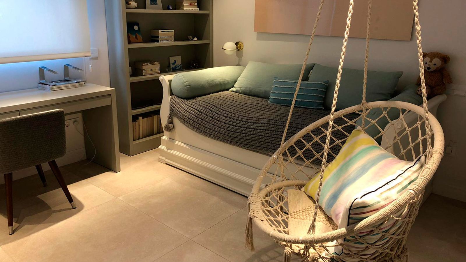 Hasta los niños tienen en la casa su 'rincón especial', como esta silla colgante en el cuarto de la hija.