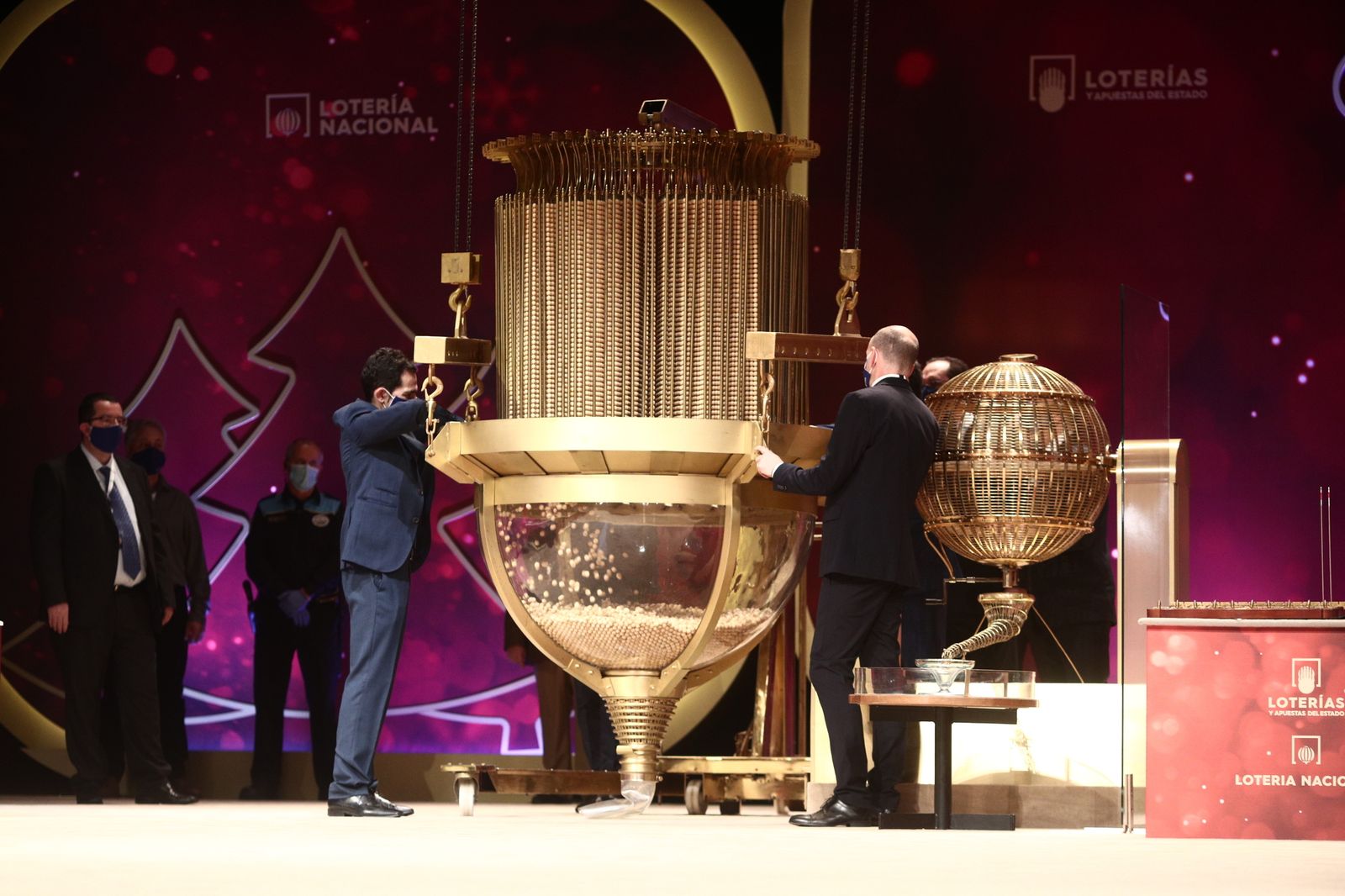 Prueba de las bolas del bombo antes de comenzar la celebración del Sorteo Extraordinario de la Lotería de Navidad