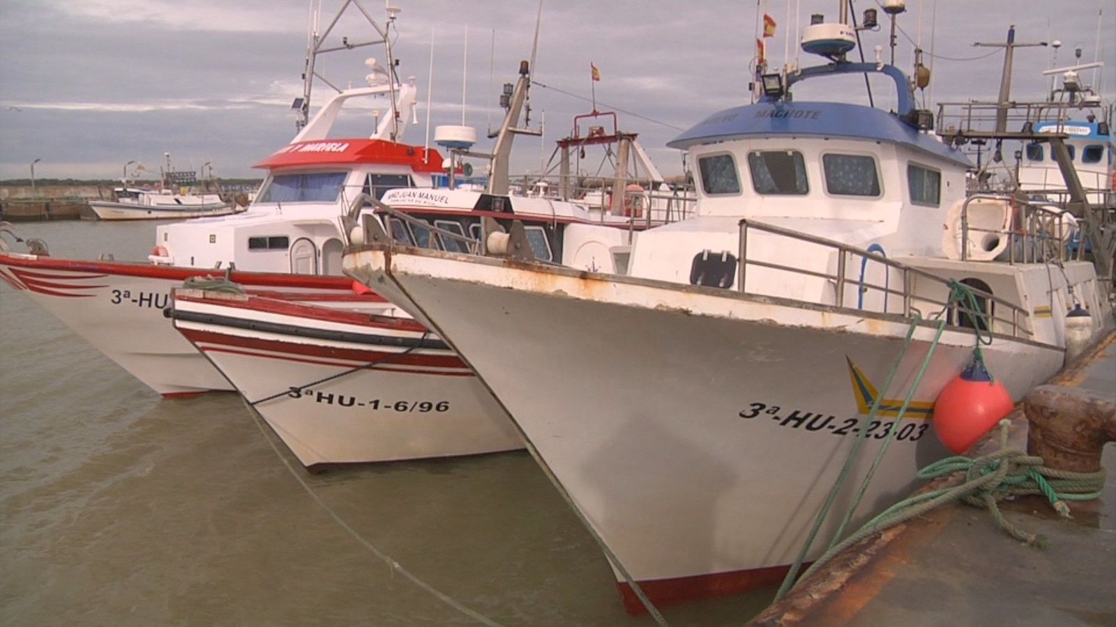 La flota pesquera española amarra sus barcos en protesta contra la nueva normativa de la UE