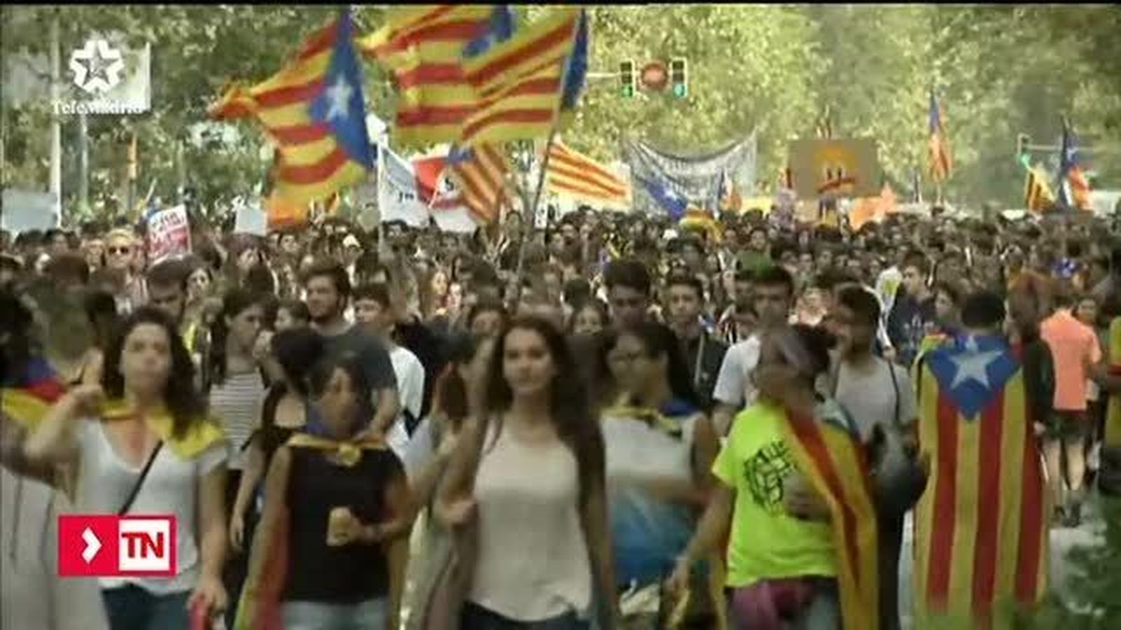 Multitudinarias manifestaciones de estudiantes en defensa del 1-O