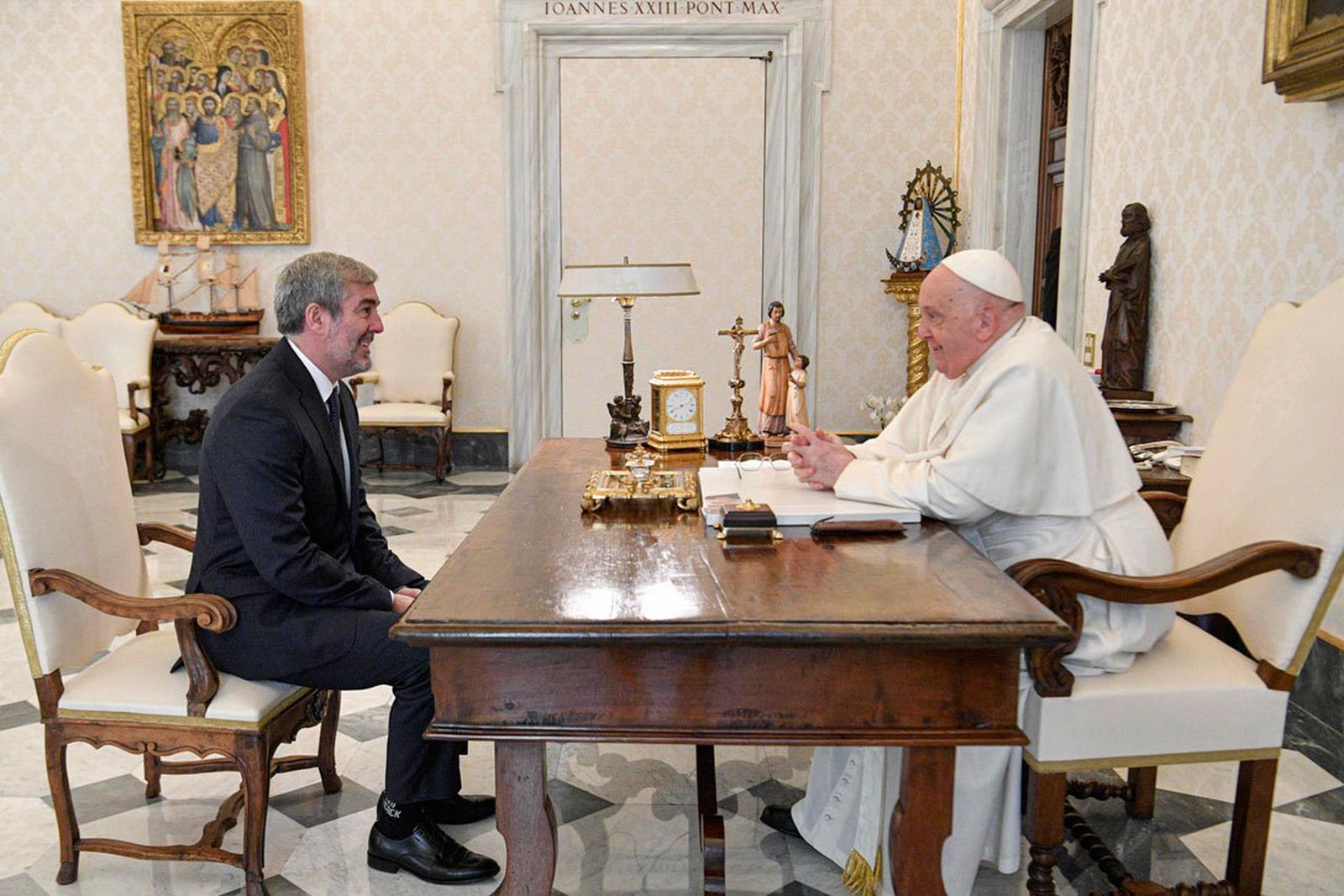 Clavijo invita al Papa a hacer escala en Canarias, cuando viaje a Argentina,  para conocer la crisis migratoria
