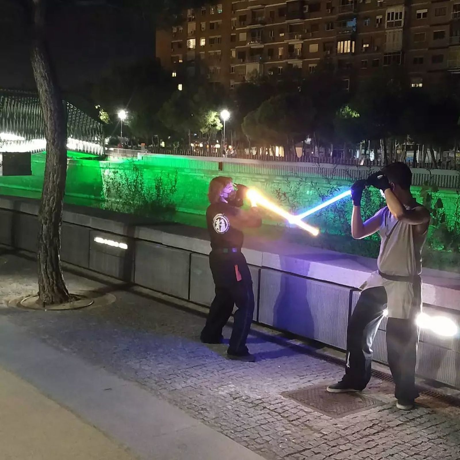Asistentes con espadas láser