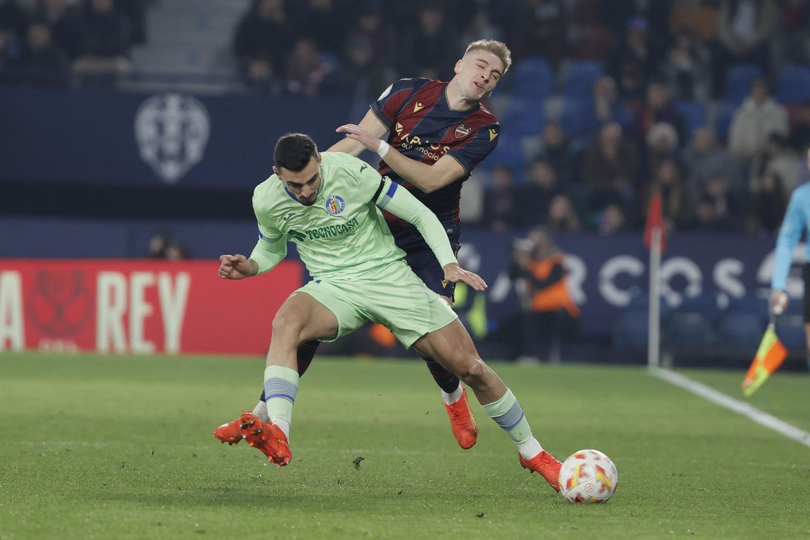 Alejandro Cantero disputa un balón con Carles Aleñá, en el Levante-Getafe de Copa del Rey
