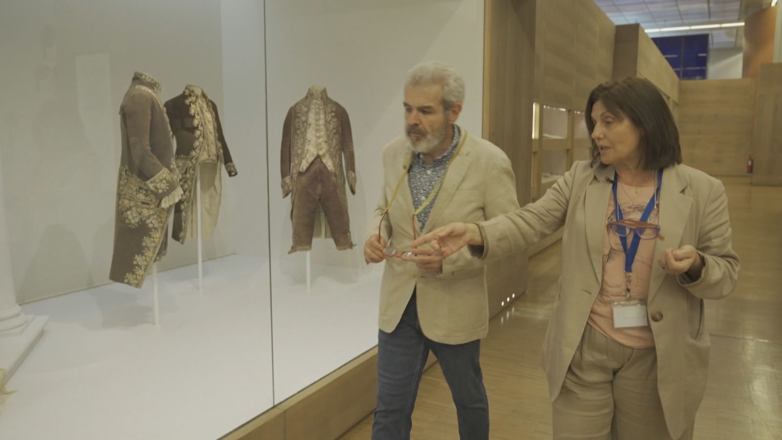 Trajes bordados del Museo del Traje con Lorenzo Caprile y Lucina