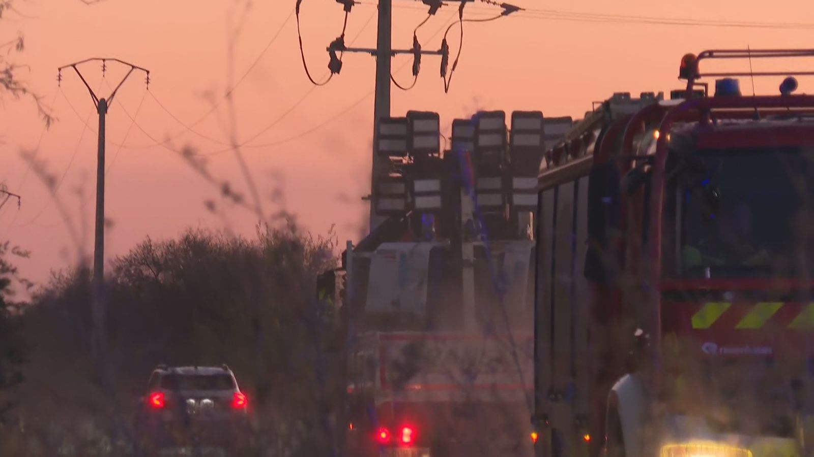 Bomberos trabajan en el tren siniestrado en Urda