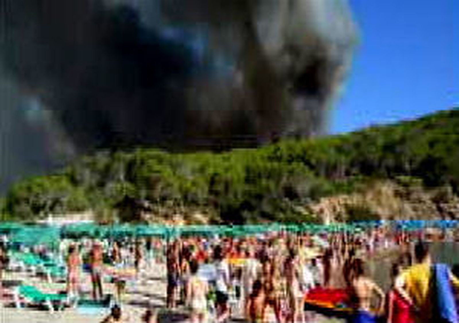 Sigue sin control el incendio de Ibiza, que ha arrasado unas 2.000 hectáreas