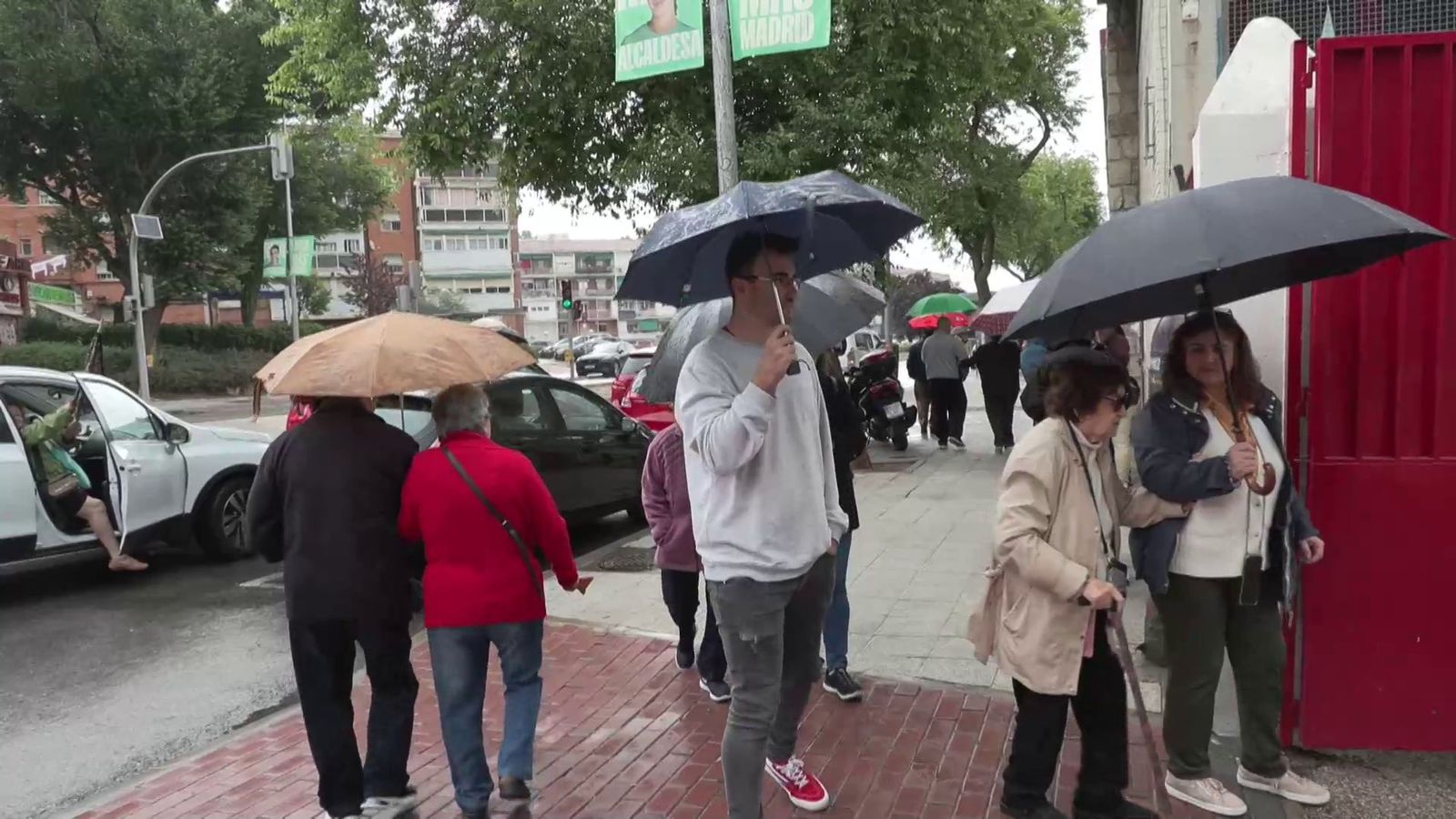 La lluvia marca una jornada electoral que transcurre con total normalidad