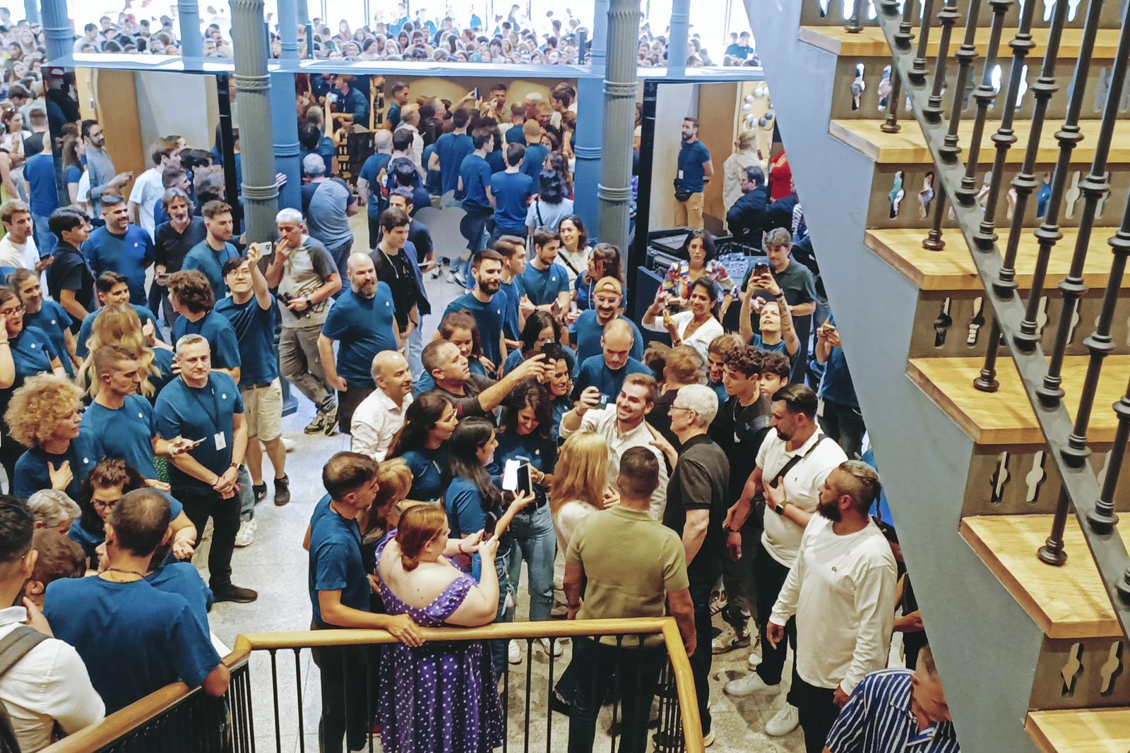 El CEO de Apple visita Madrid por sorpresa en plena campaña de lanzamiento del iPhone 15