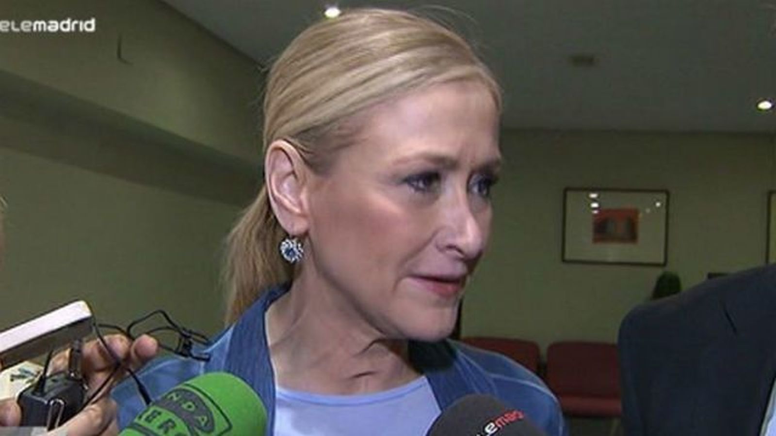 Cifuentes presenta el código ético para "recuperar" la confianza de la sociedad