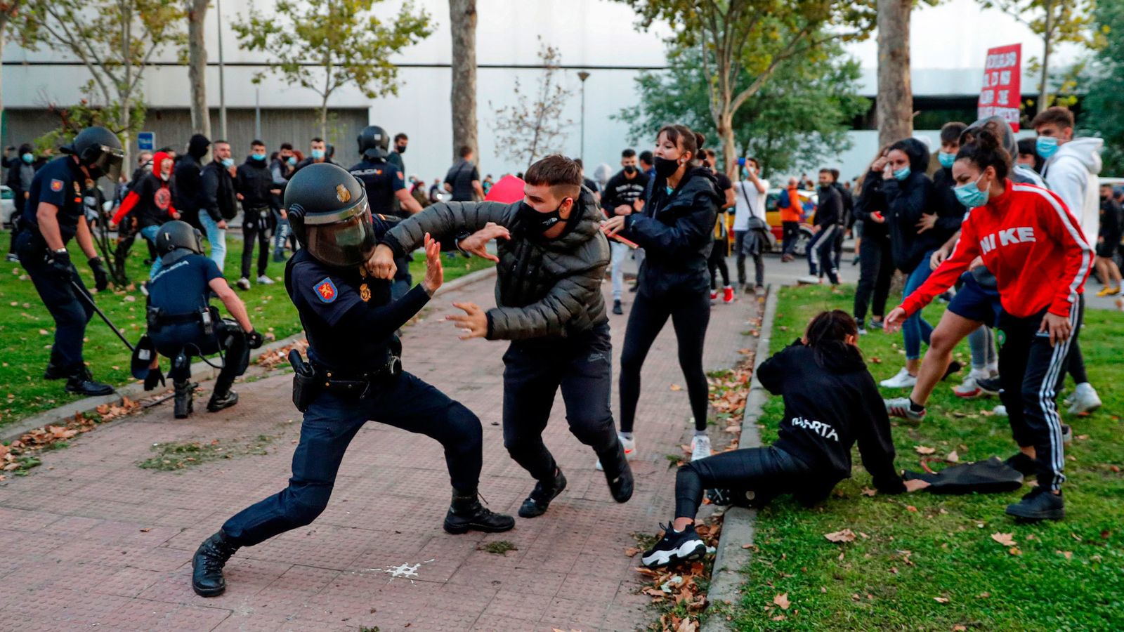 La concentración de protesta contra las restricciones por zonas frente a la Asamblea de Madrid terminó con altercados entre la Policía y los manifestantes