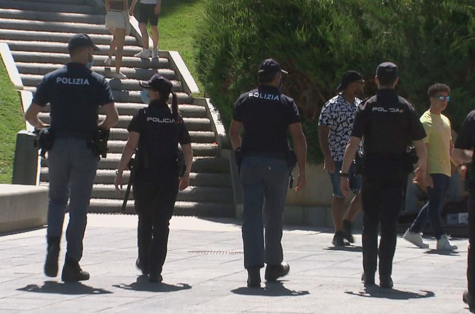 Patrullas policiales mixtas de España, Francia e Italia atienden a los turistas