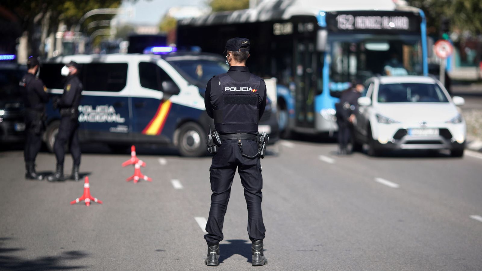 Agentes de la Policía Nacional vigilan los accesos da Madrid durante las restricciones impuestas por el coronavirus