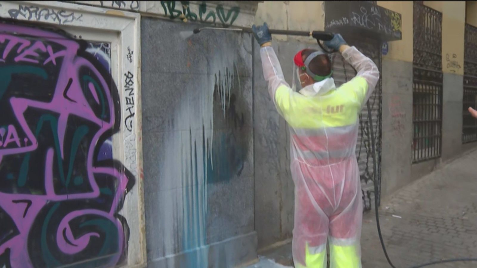 Acompañamos a la brigada antigrafitis en un día de jornada