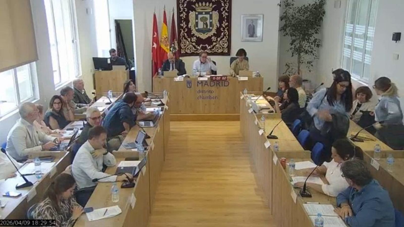 Momento en el que abandonan el pleno de Chamberí los representantes del PSOE