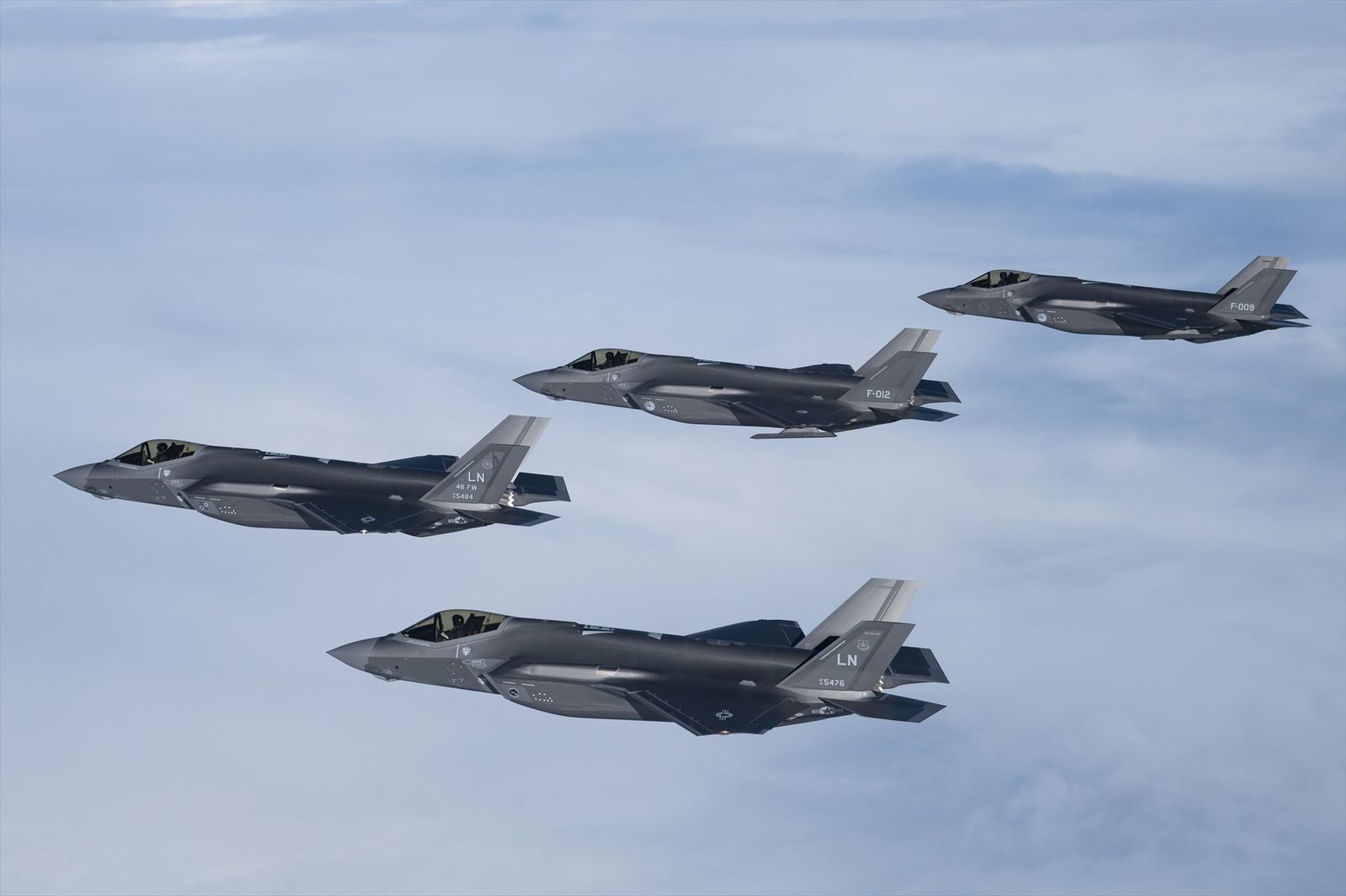 Aviones de caza en formación durante unas maniobras de la OTAN