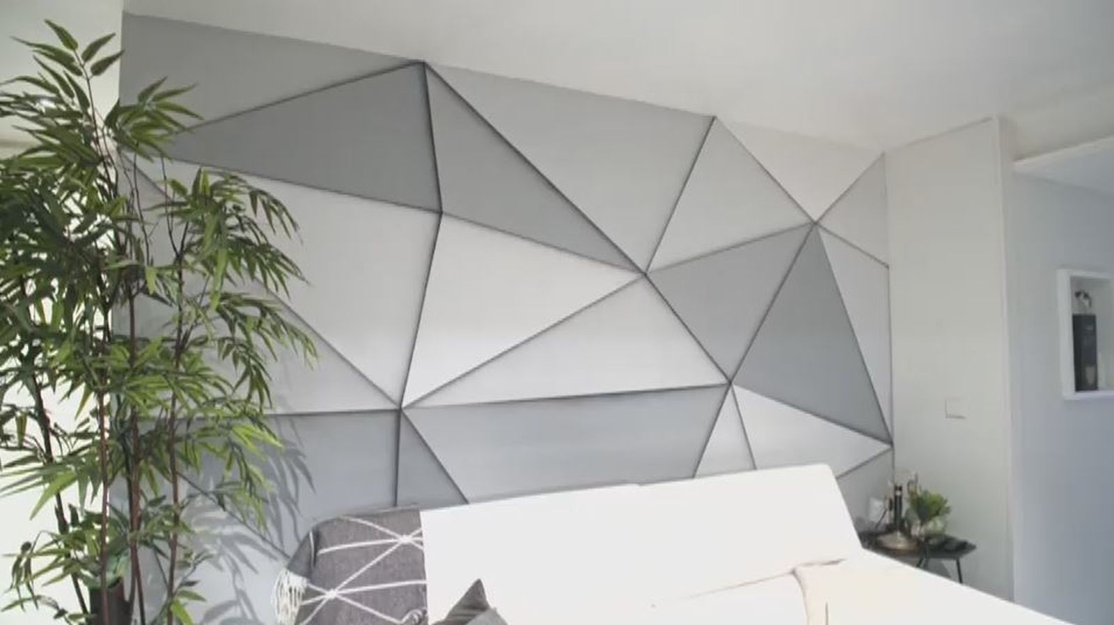 La vivienda está construida en base al arte japonés del origami. Por eso esta pintura que simula los pliegues de un papel, preside la pared del salón.
