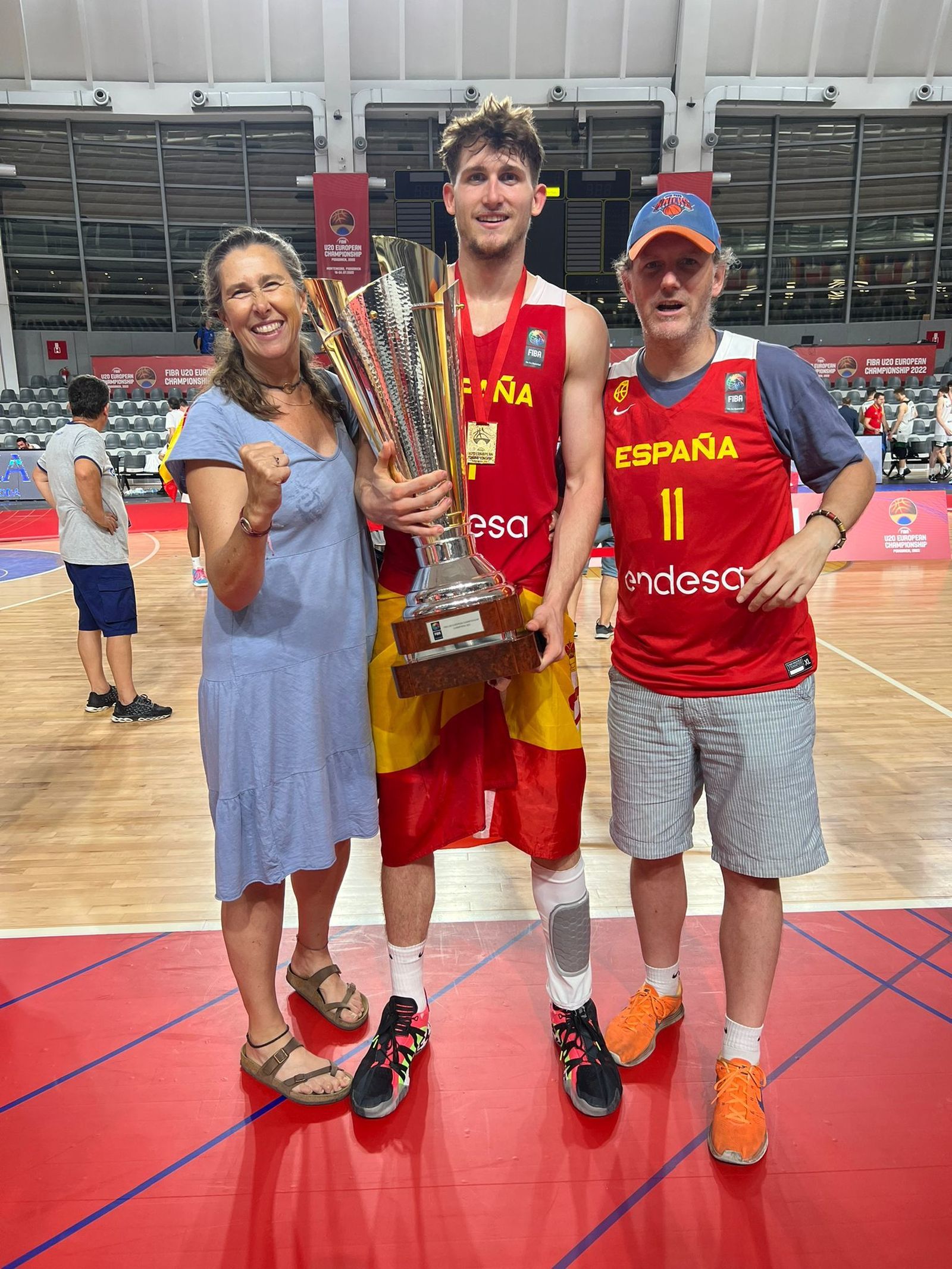 Héctor Alderete con sus padres