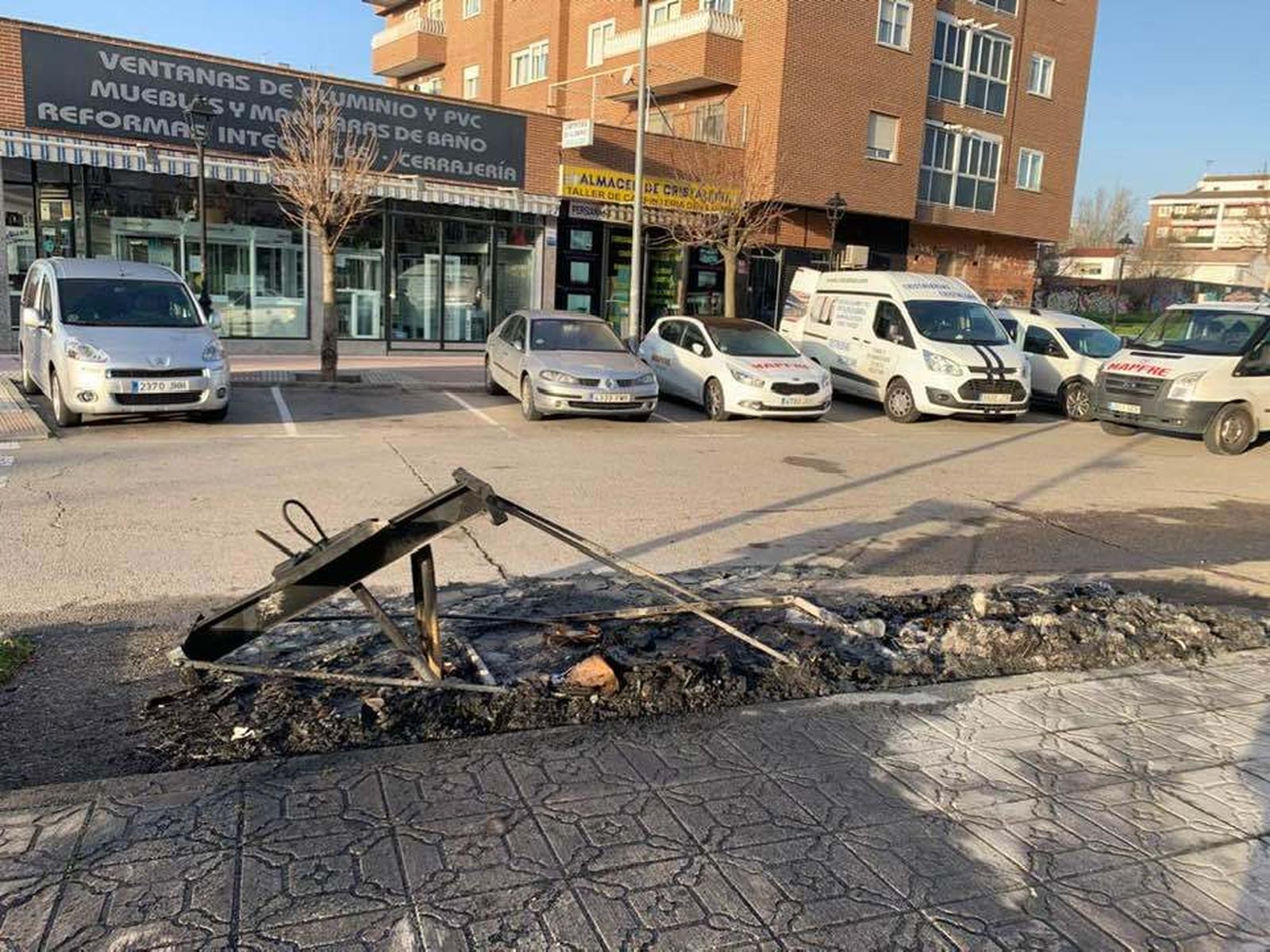 Restos de uno de los contenedores incendiados durante la madrugada del jueves