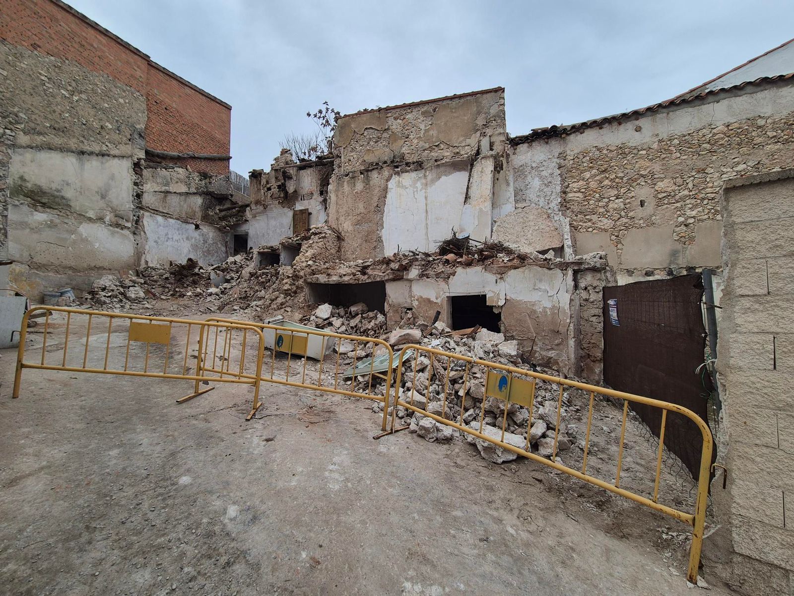 Demolición de viviendas amenazadas de ruina en Villar del Olmo