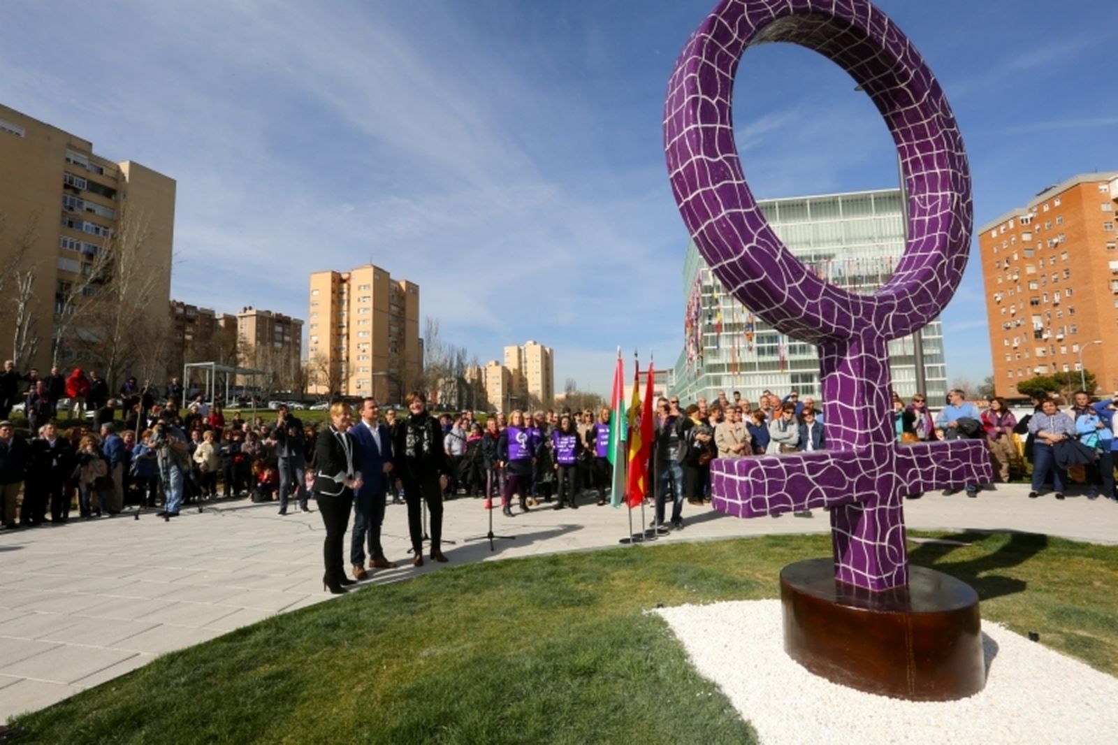 Acto en el monumento por la igualdad, en Coslada