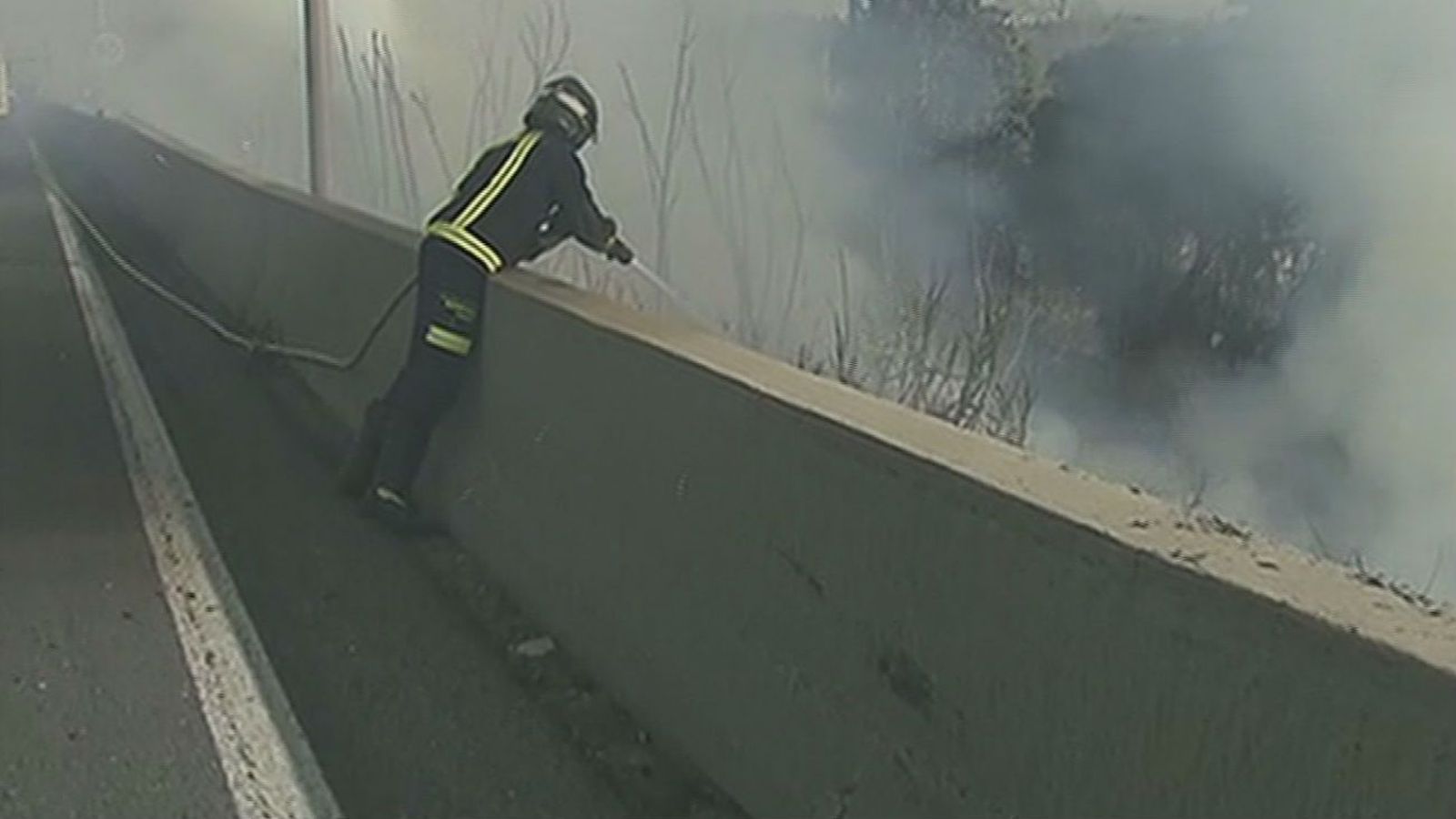 Dos carriles cortados en la A-42 por un incendio